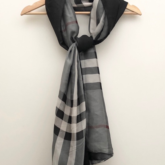 Silk feeling Burberry Pattern Shall 🖤 - Picture 5 of 7